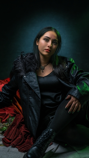 时尚黑色皮衣霸气美女写真图片